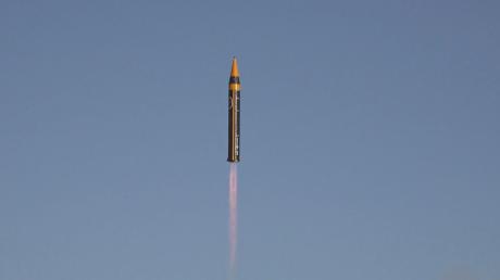 Irans Streitkräfte haben eine neue Mittelstreckenrakete vorgestellt.