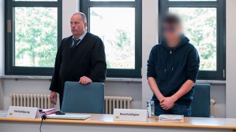 «Gefestigte judenfeindliche und rechtsextreme Geisteshaltung»: Der Beschuldigte (r.) und sein Anwalt.