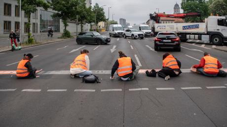 Aktivisten der Letzten Generation während einer Straßenblockade.