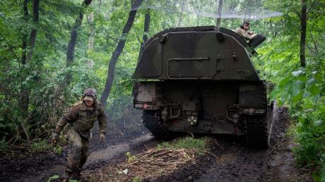 Eine deutsche Panzerhaubitze 2000 der ukrainischen Armee an der Frontlinie in der Nähe von Bachmut.