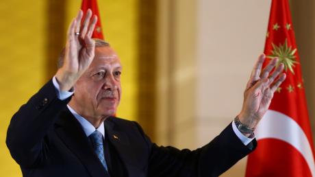 Der wiedergewählte Präsident der Türkei, Recep Tayyip Erdogan, feiert vor Anhängern im Präsidentenpalast in Ankara.