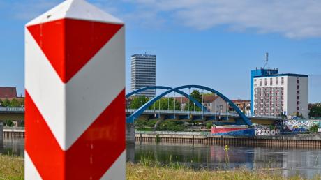 Ein Grenzpfeiler in den rot-weißen Nationalfarben Polens steht am deutsch-polnischen Grenzübergang Stadtbrücke.