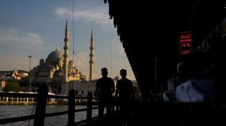 Zwei junge Menschen spazieren entlang der Unterführung der Galata-Brücke in der Millionenmetropole Istanbul.