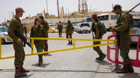 Israelische Soldaten sichern nach einem tödlichen Angriff an der Grenze zu Ägypten ein Tor, das zu einem Militärstützpunkt führt.