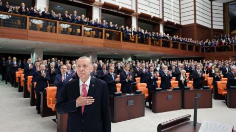 Der türkische Präsident Recep Tayyip Erdogan legt den Eid ab.