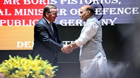 Handschlag in Neu Delhi: Bundesverteidigungsminister Boris Pistorius und sein indischer Amtskollege Rajnath Singh (r).