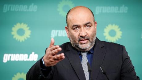 Grünen-Chef Omid Nouripour verteidigt den Asyl-Kompromiss, setzt aber auch auf Nachbesserungen.