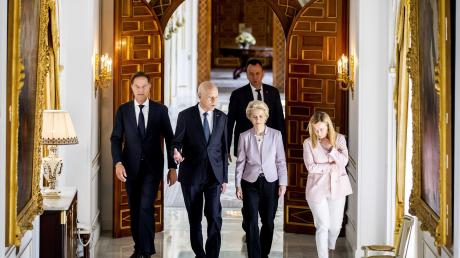 Mark Rutte (l) besucht zusammen mit Ursula von der Leyen (2.v.r) und Giorgia Meloni (r) Tunesiens Präsidenten Kais Saied.