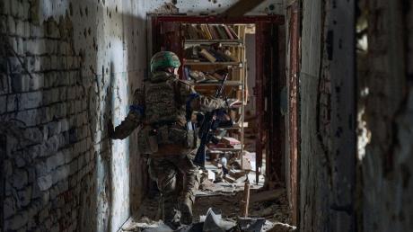 Ein ukrainischer Soldat inspiziert ein Haus in dem kürzlich zurückeroberten Dorf Blahodatne in der Region Donezk.