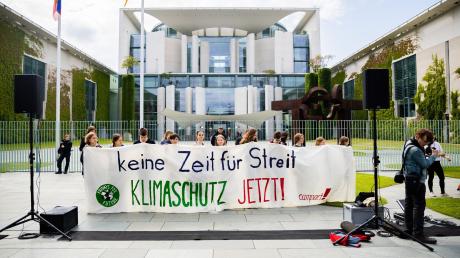 Teilnehmer einer Kundgebung für mehr Klimaschutz von Fridays for Future haben sich vor dem Bundeskanzleramt in Berlin versammelt.