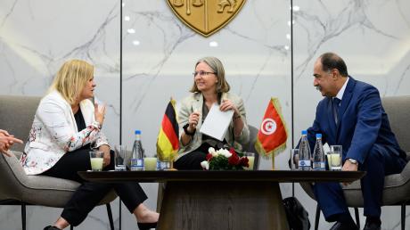 Bundesinnenminister Nancy Faeser (l) spricht in Tunis mit ihrem tunesischen Amtskollegen Kamel Fekih.