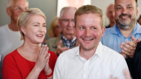 Rico Badenschier freut sich mit Mecklenburg-Vorpommerns Ministerpräsidentin Manuela Schwesig (l) über seinen Sieg bei der Oberbürgermeister-Wahl in Schwerin.