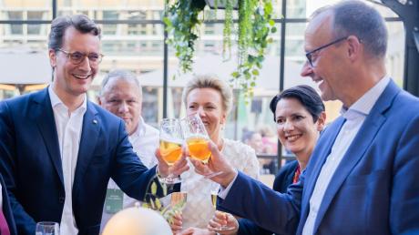 Prost: NRW-Ministerpräsident Hendrik Wüst (l) und CDU-Chef Friedrich Merz stoßen mit einem Bier an.