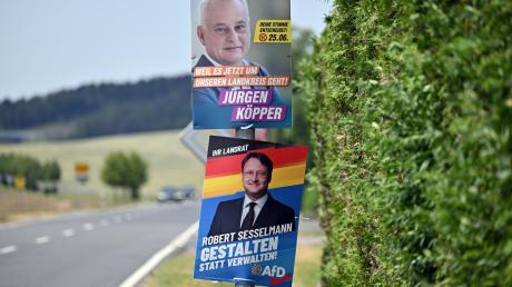 Plakate von AfD-Kandidat Robert Sesselmann und CDU-Kandidat Jürgen Köpper hängen an einer Straße in Sonneberg.