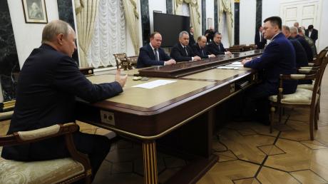 Das von der staatlichen russischen Nachrichtenagentur Sputnik via AP veröffentlichte Foto zeigt Kremlchef Wladimir Putin (l) während einer Sitzung des russischen Sicherheitsrates.