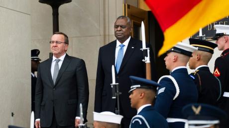 US-Verteidigungsminister Lloyd Austin begrüßt seinen deutschen Amtskollegen Boris Pistorius im Pentagon.