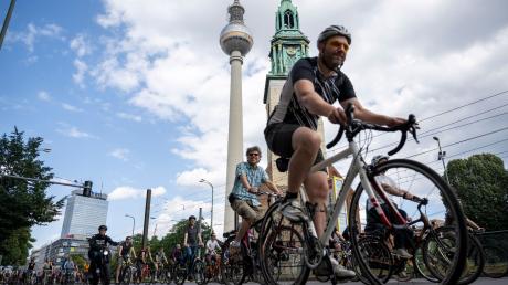 Gegen die politische Überprüfung der seit Jahren geplanten Radwege protestieren Fahrradfahrer in Berlin.