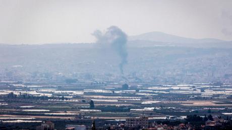 Während der israelischen Militäroperation steigt Rauch über der Stadt Dschenin im Westjordanland auf.
