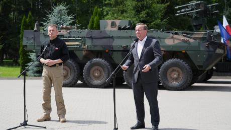 Bundesverteidigungsminister Boris Pistorius und sein polnischer Amtskollege Mariusz Blaszczak (l) in Zamosc.