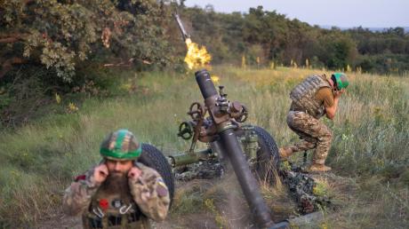 Ukrainische Soldaten feuern auf russische Stellungen an der Frontlinie in der Nähe von Bachmut.