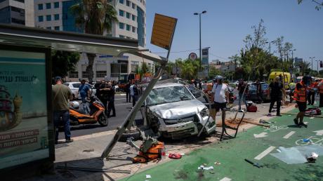 Israelische Sicherheitskräfte sind am Ort des mutmaßlichen Anschlags in Tel Aviv im Einsatz.