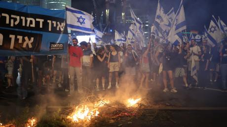 Demonstranten blockieren die Ayalon-Autobahn in Tel-Aviv, um gegen die Pläne der Regierung von Premierminister Benjamin Netanjahu zu protestieren, das Justizsystem zu reformieren.