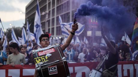 Israelische Demonstranten halten Fahnen und zünden Fackeln während eines Protestes gegen die Pläne der Regierung von Premierminister Netanjahu, das Justizsystem zu reformieren.