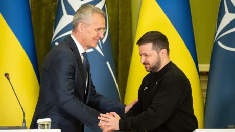 Shakehands: Nato-Generalsekretär Jens Stoltenberg (l.) und der ukrainische Präsident Wolodymyr Selenskyj.