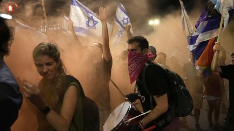 Mit Trommeln und Flaggen: Israelis demonstrieren gegen die Regierungspläne zur Überarbeitung des Justizsystems.