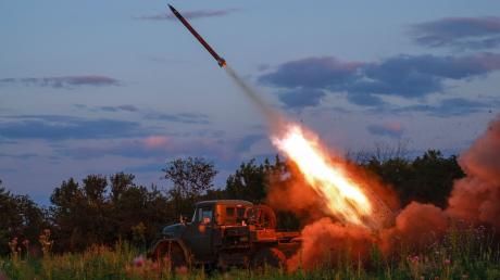 Ein Mehrfachraketenwerfer der ukrainischen Armee feuert Raketen auf russische Stellungen in der Nähe von Bachmut.
