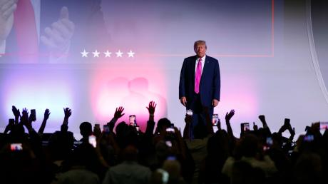 Ex-Präsident Donald Trump bei einer Veranstaltung im US-Bundesstaat Michigan. Dort sollen einige seiner Anhänger 2020 versucht haben, die Wahlen zu beeinflussen.