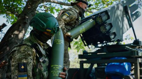 Ukrainische Soldaten bereiten einen Mehrfachraketenwerfer vor, bevor sie auf russische Stellungen feuern.