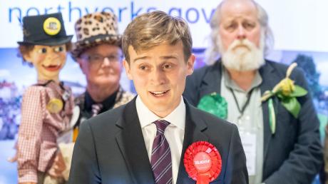 Keir Mather, Sieger der Nachwahlen und Kandidat der Labour Party, spricht im Selby Leisure Centre.
