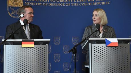 Bundesverteidigungsminister Boris Pistorius und seine tschechische Amtskollegin Jana Cernochova geben in Prag eine gemeinsame Pressekonferenz.
