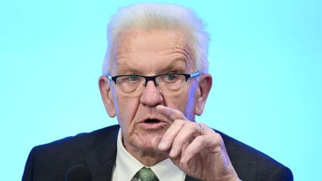 Laut Winfried Kretschmann, Ministerpräsident von Baden-Württemberg, ist das deutsche Rentensystem nicht darauf ausgelegt, dass Menschen mit 63 in Rente gehen und fordert Änderungen.