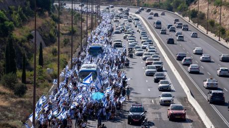 Demonstranten marschieren auf einer Autobahn in Richtung Jerusalem, um gegen die umstrittene Justizreform zu protestieren.