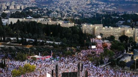 Israelis protestieren vor dem Parlament in Jerusalem gegen den geplanten Umbau der Justiz.