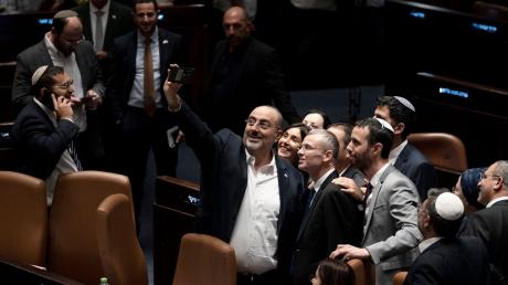 Abgeordnete machen in der Knesset ein Selfie mit Justizminister Jariv Levin (vorn M), nachdem das Parlament mit der Regierungsmehrheit ein Kernelement der Justizreform verabschiedet hat.