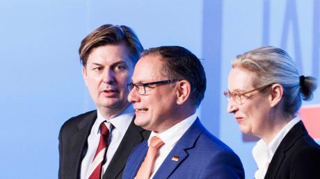 Der Europawahl-Spitzenkandidat Maximilian Krah (l.) auf der Bühne mit den AfD-Bundesvorsitzenden Tino Chrupalla und Alice Weidel.