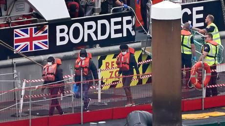 Migranten sind an Bord eines Schiffes der Grenztruppen nach Dover gebracht worden, nachdem sie bei einem Zwischenfall mit einem kleinen Boot im Ärmelkanal gerettet wurden (Archivbild).