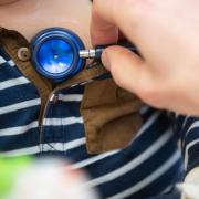 Kinderärzte fordern, die Regelungen für die Krankschreibung von Kindern zu ändern. 