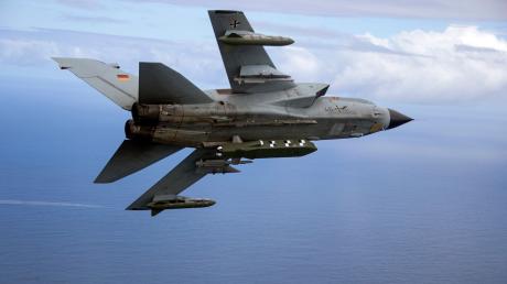 Ein Tornado-Kampfjet der Bundeswehr ist mit einem Marschflugkörper Taurus bestückt. Liefert Deutschland die Waffen an die Ukraine?