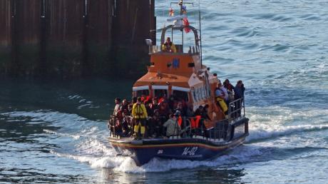 Im Ärmelkanal haben britische Seenotretter am vergangenen Donnerstag mehrere Menschen aus dem Wassser gerettet, bei denen es sich vermutlich um Migranten handelt.