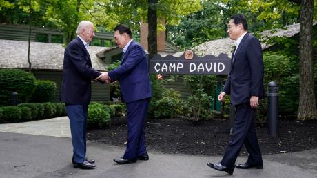US-Präsident Joe Biden (l) begrüßt seine Gäste zum Gipfel in Camp David.