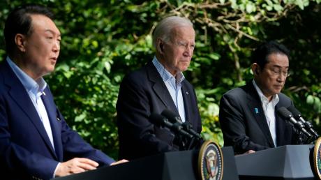 US-Präsident Joe Biden (M), Japans Premierminister Fumio Kishida (r), und Südkoreas Präsident Yoon Suk Yeol bei einer  Pressekonferenz in Camp David.
