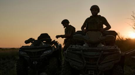 Ukrainische Soldaten fahren in Geländewagen an der Frontlinie in Bachmut.