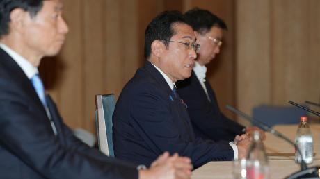 «Wir versprechen, dass der Staat bis zum Abschluss die volle Verantwortung übernimmt»: Japans Premierminister Fumio Kishida (M).