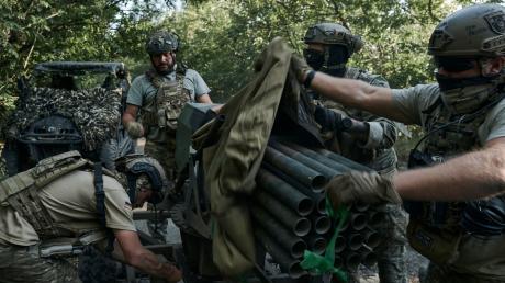 Ukrainische Soldaten bereiten ein Mini-Mehrfachraketen-System an der Frontlinie in der Nähe von Bachmut vor.