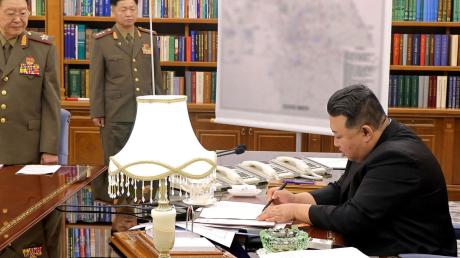 Dieses Bild soll Nordkoreas Machthaber Kim Jong Un im Hauptquartier der Arbeiterpartei in Pjöngjang zeigen. Die Aufnahme wurde von der staatlichen nordkoreanischen Nachrichtenagentur KCNA zur Verfügung gestellt. Sein Inhalt kann nicht unabhängig verifiziert werden.