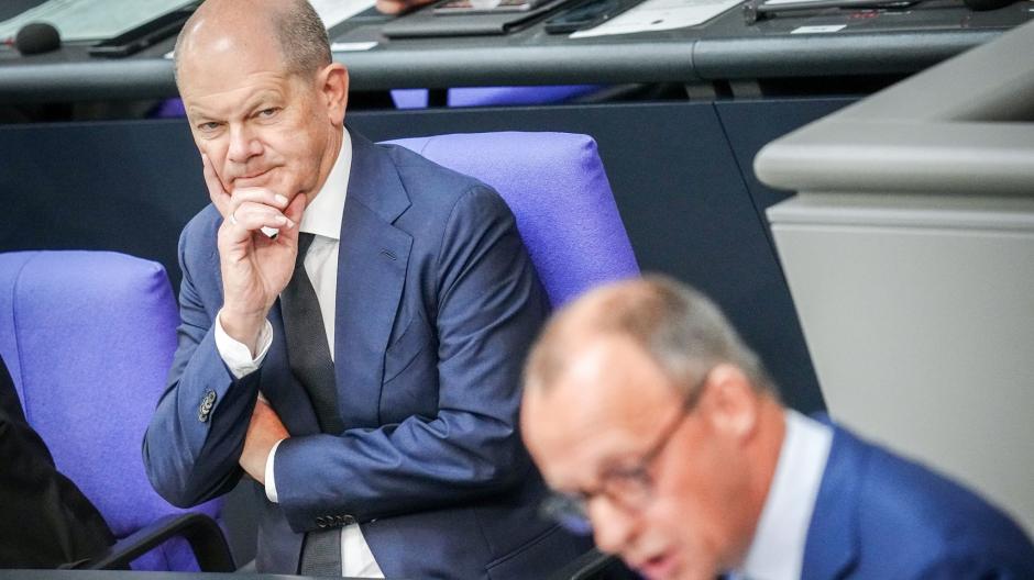 Liefern sich im Bundestag harte Duelle: CDU-Chef Friedrich Merz (r) und Bundeskanzler Olaf Scholz (SPD). Sie werden demnächst über das Streitthema Migration reden.